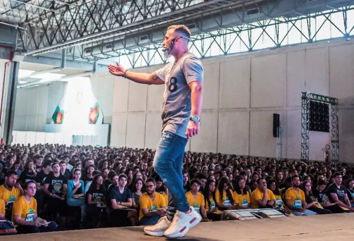Professor no palco em aula para multidão